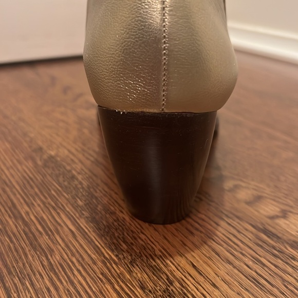 Never worn - Matisse “Caty” Gold Ankle Booties with Sleek Pointed Toe - Size 10 - Picture 3 of 5